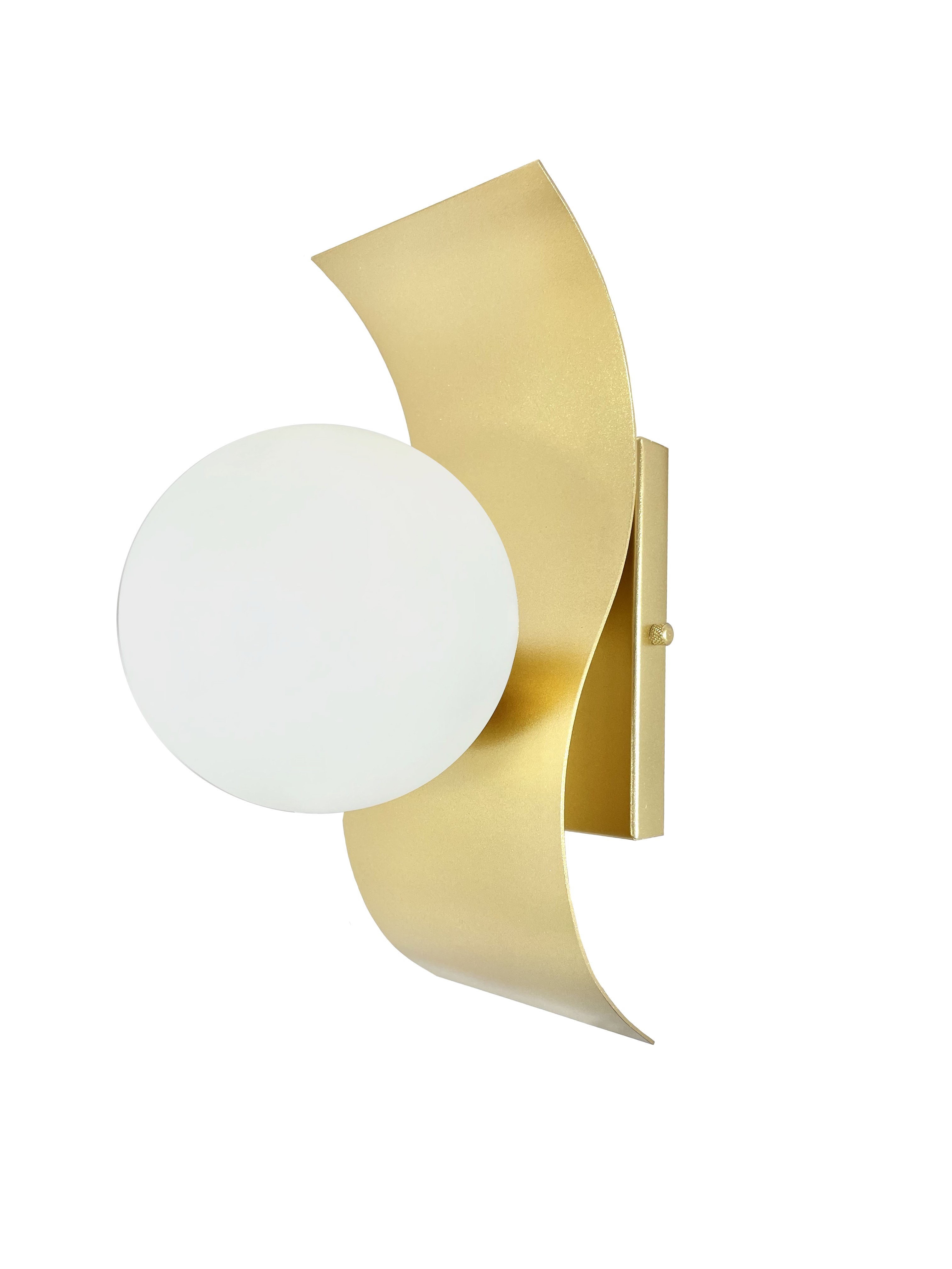 Arandela ou Plafon Moderno com design dourado e esfera branca Lustres Gênesis loja online de Lustres e Iluminação Decorativa